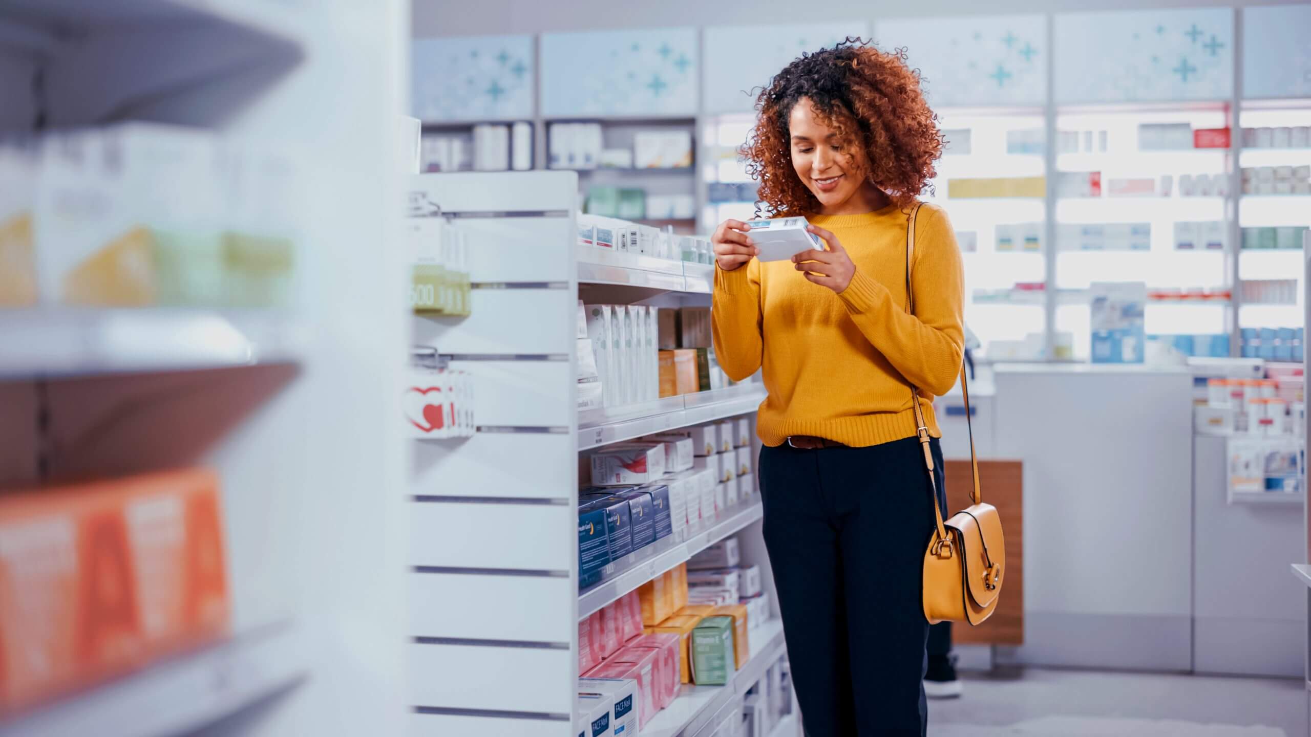 Farmacista al banco della farmacia